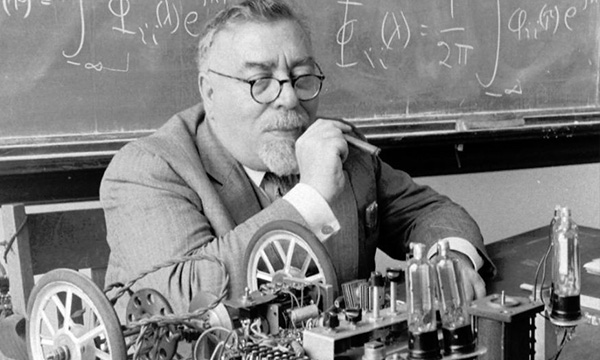 诺伯特维纳的控制论之控制工作的目的作用及重要性