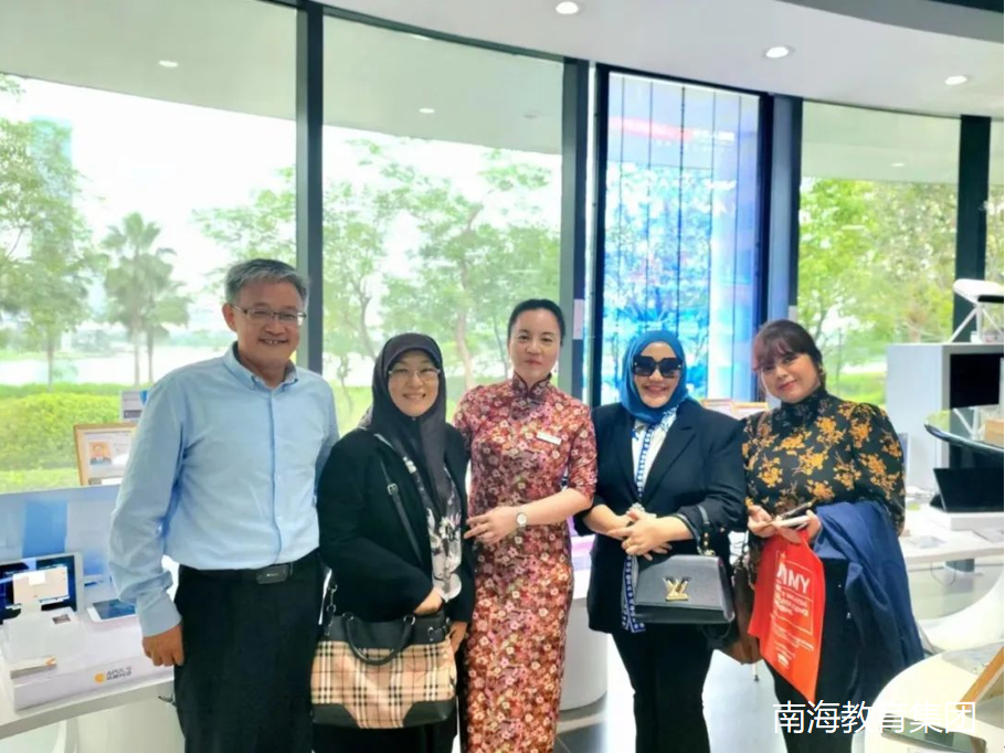 国际交流 | 南海教育集团携马来西亚、印度尼西亚教育专家组一行参访深爱人才馆-